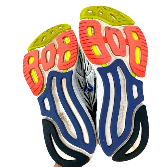 New Balance 890v6 Running Shoe White,Black,Blue. 8 - Picture 8 of 9